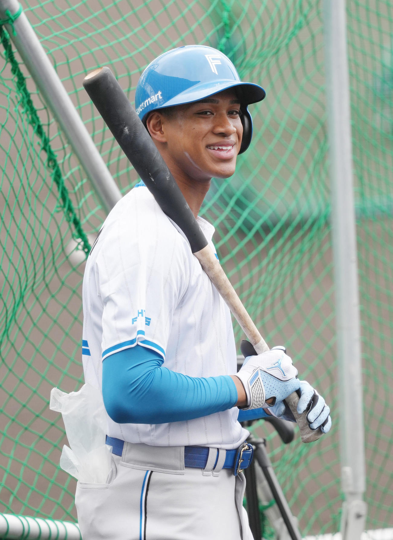 練習中、笑顔を見せる日本ハム万波（撮影・足立雅史）