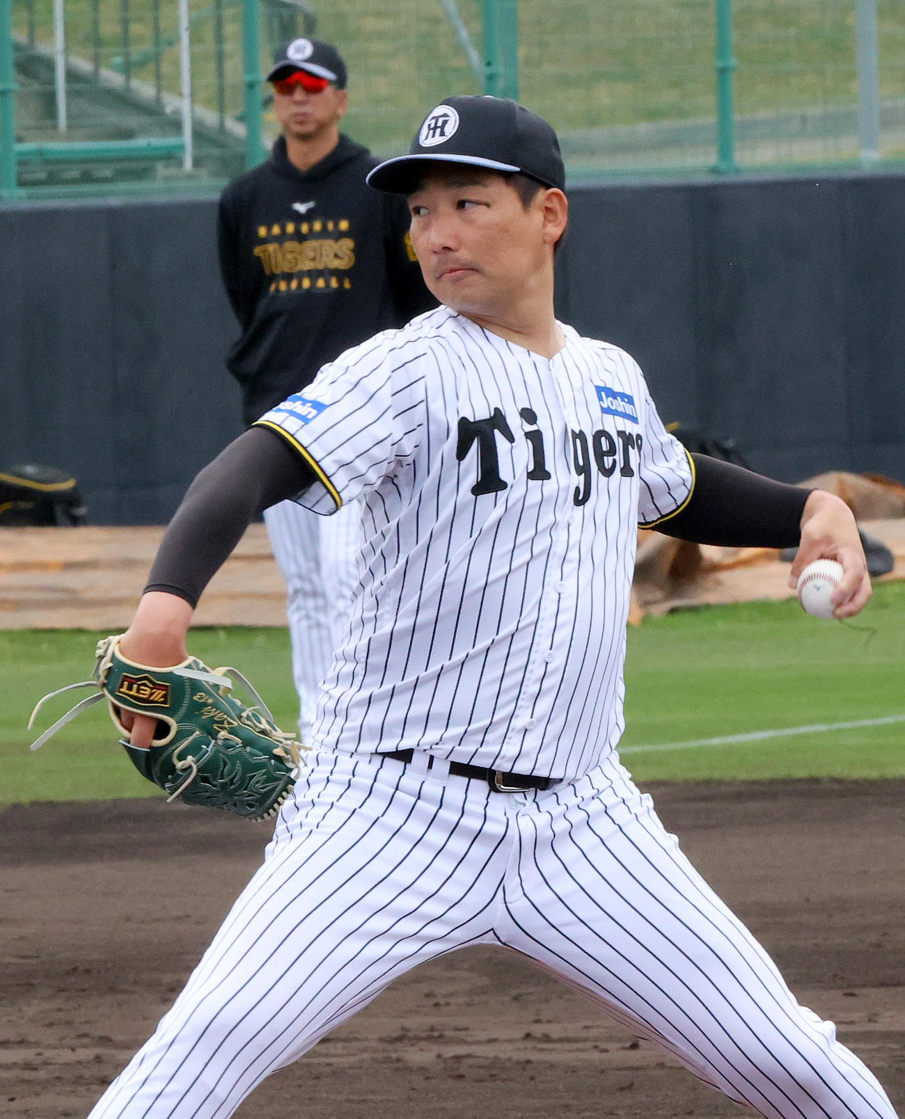 ランダンプレーで汗を流す阪神岩崎。奥は藤川監督（撮影・上山淳一）