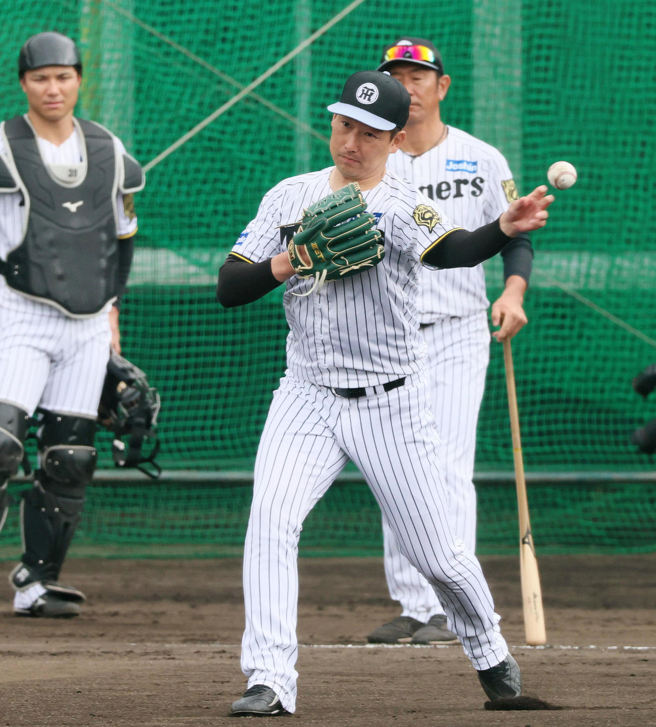 投内連係プレーの練習をする岩崎（撮影・加藤哉）