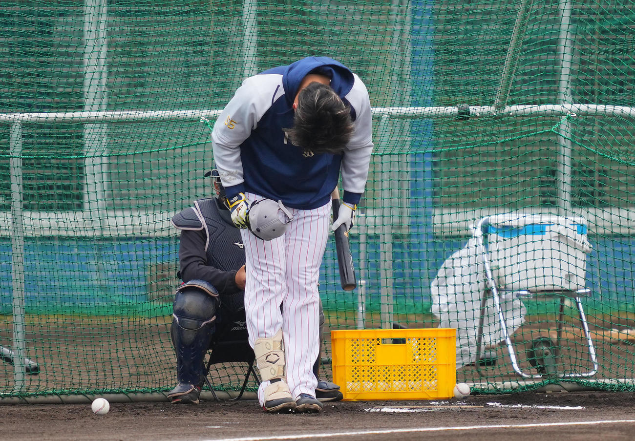 打撃練習を終え深々と一礼するヤクルト村上（撮影・垰建太）