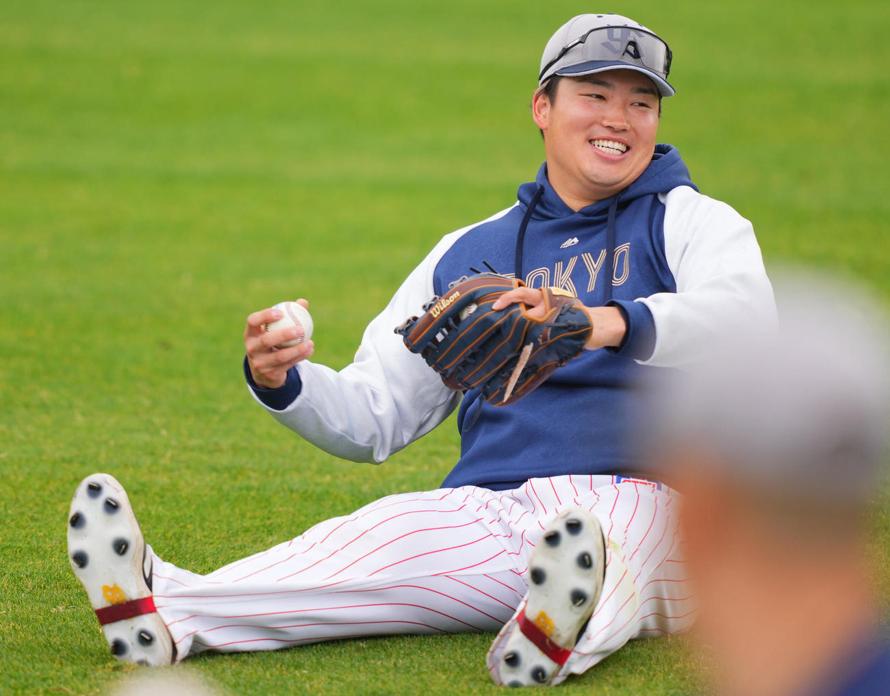 外野で好守のヤクルト村上は笑顔を見せる（撮影・垰建太）