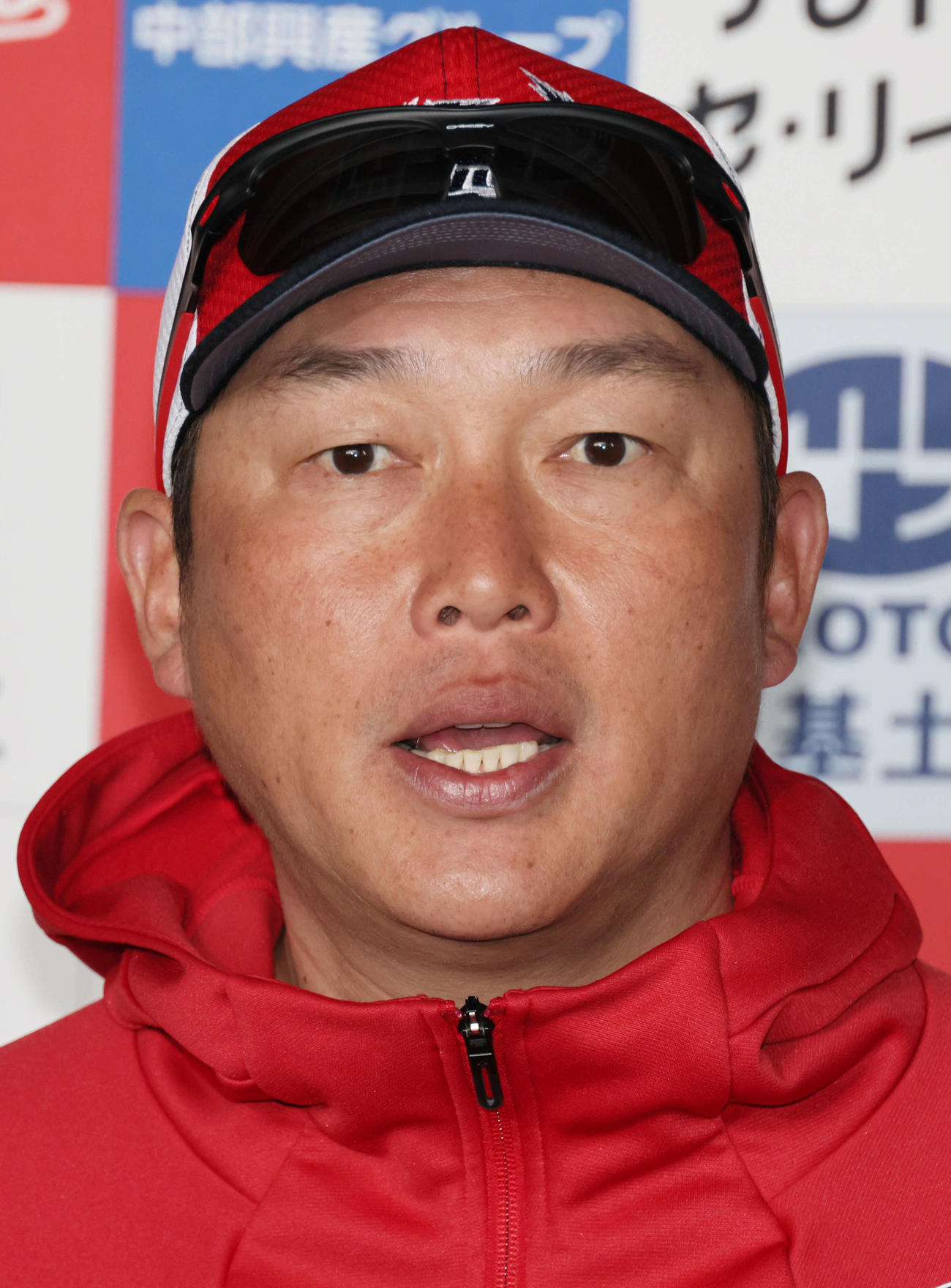 キャンプを総括する広島新井監督（撮影・加藤孝規）