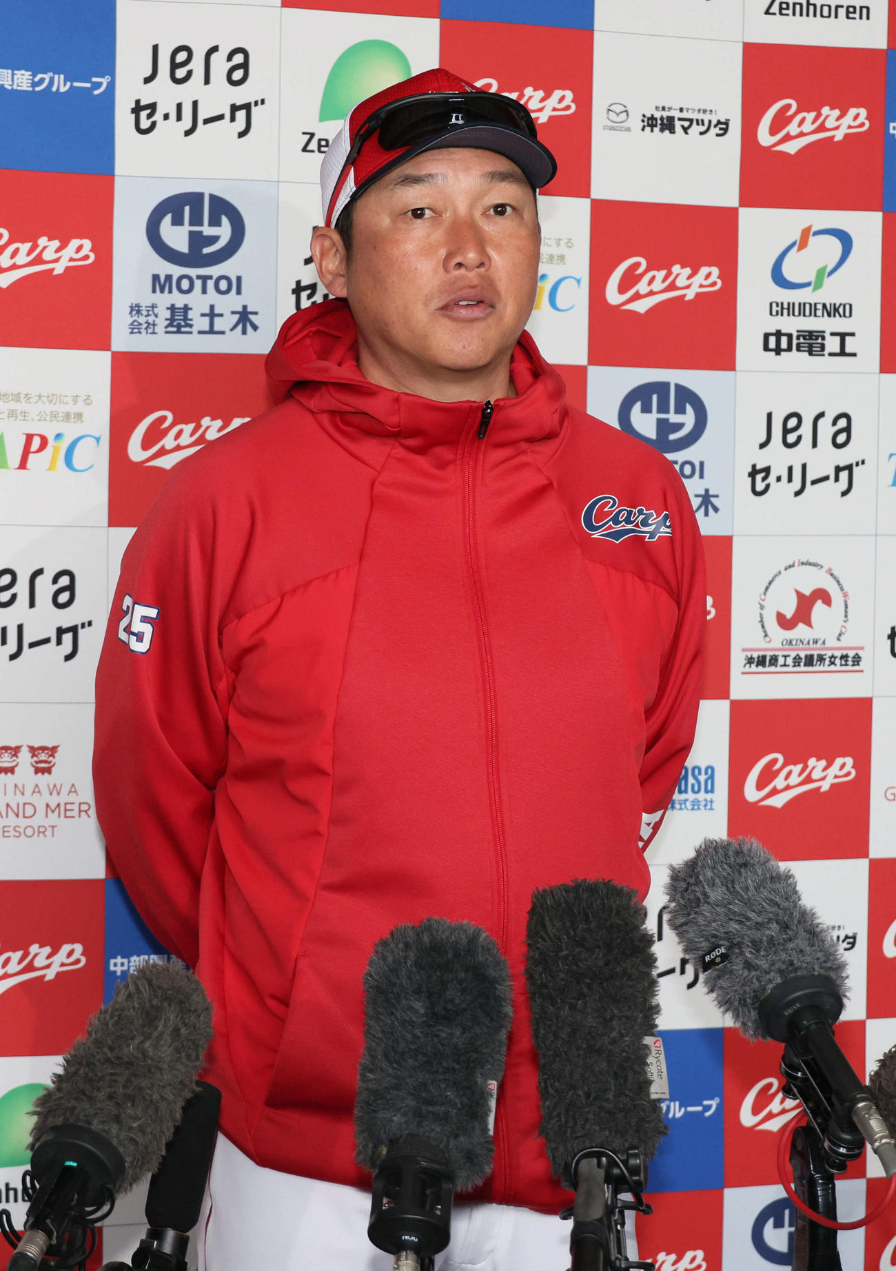 キャンプを総括する広島新井監督（撮影・加藤孝規）