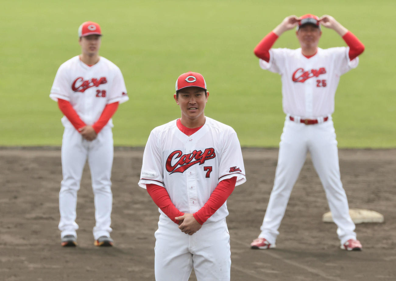 打ち上げのあいさつをする広島堂林（中央）。右は新井監督。左はドラフト2位の佐藤柳（撮影・加藤孝規）