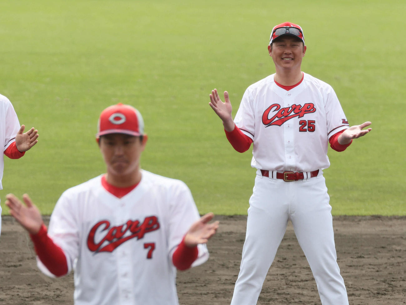 打ち上げの手締めをする広島新井監督（右）。左はは堂林（撮影・加藤孝規）