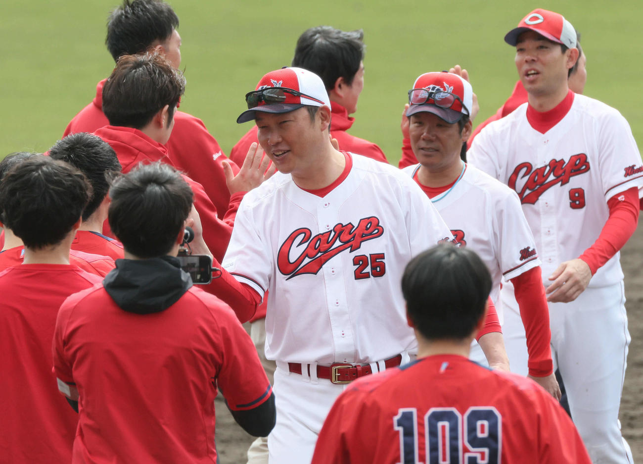 打ち上げのハイタッチをする広島新井監督（中央）（撮影・加藤孝規）