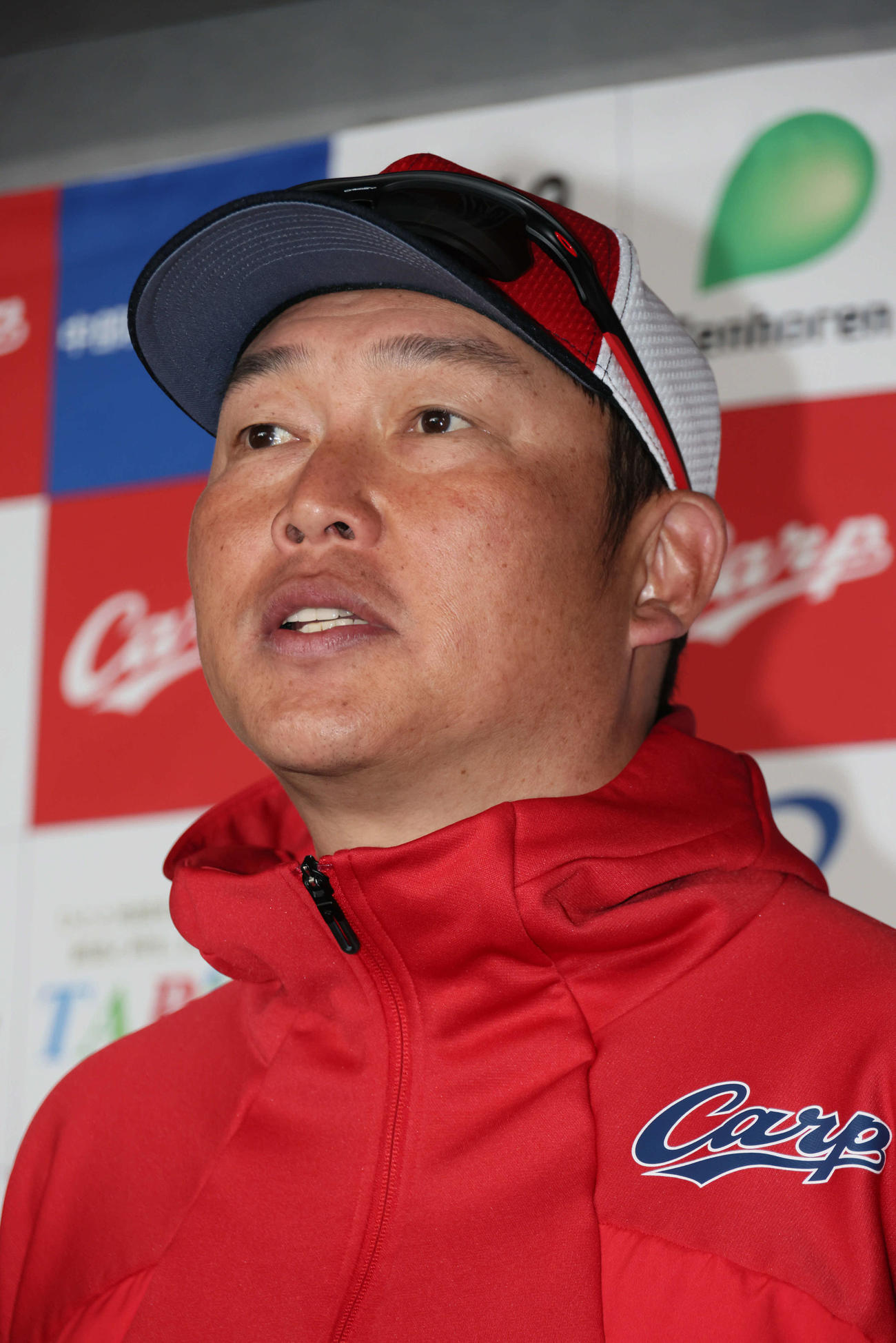 キャンプを総括する広島新井監督（撮影・加藤孝規）