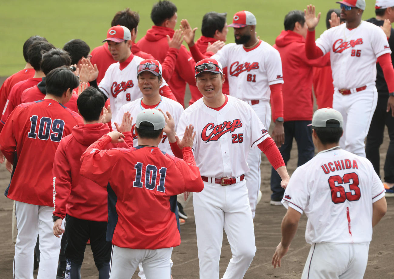 打ち上げのハイタッチをする広島新井監督（中央）（撮影・加藤孝規）