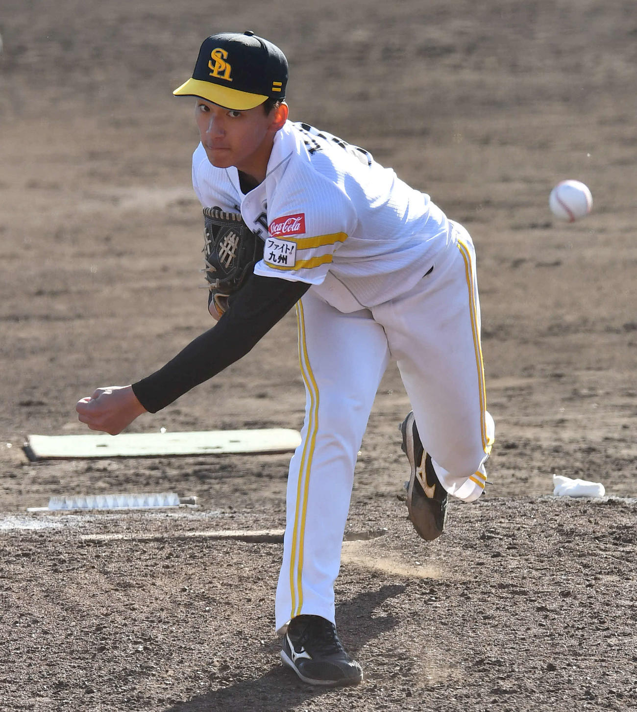 ソフトバンク対韓国ロッテ　9回表、力投するソフトバンク前田悠（撮影・岩下翔太）