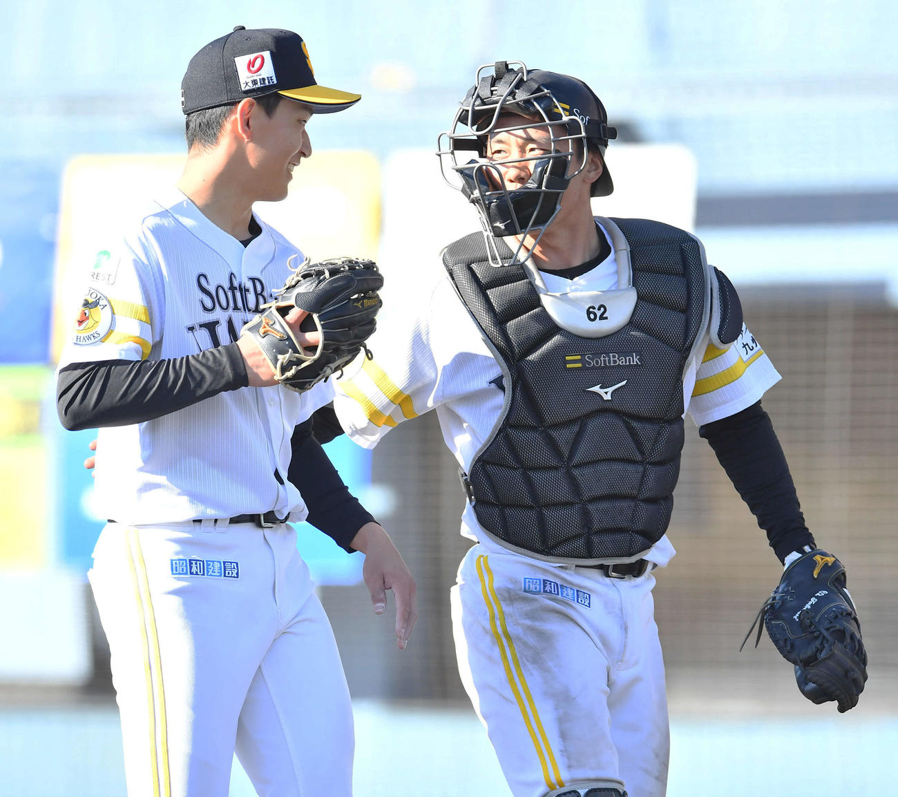 ソフトバンク対韓国ロッテ　8回表、3奪三振で抑えたソフトバンク前田悠（左）は海野と笑顔で話しながらベンチへ戻る（撮影・岩下翔太）