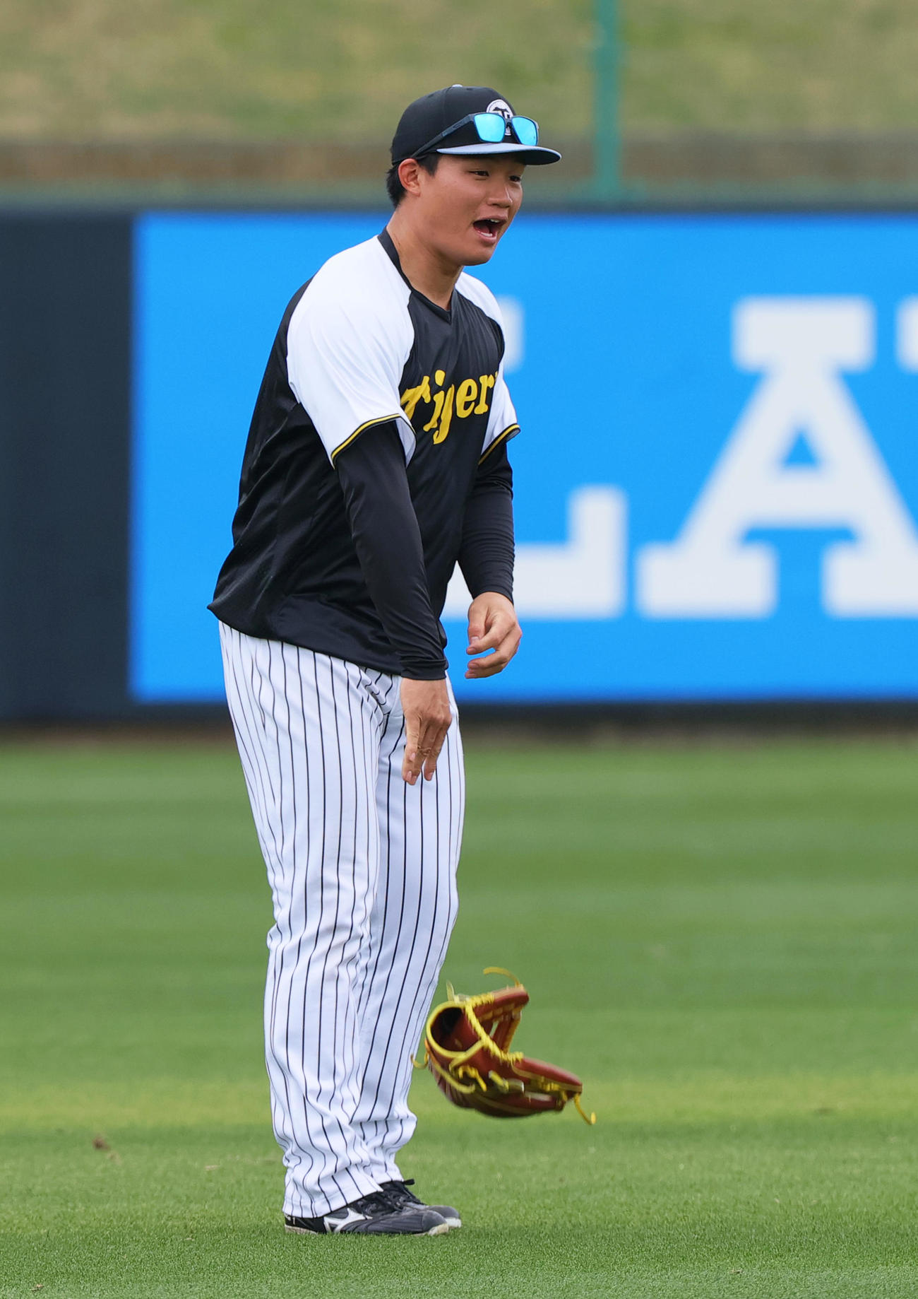 阪神森下は守備練習でミスしグラブをたたき付ける（撮影・上山淳一）