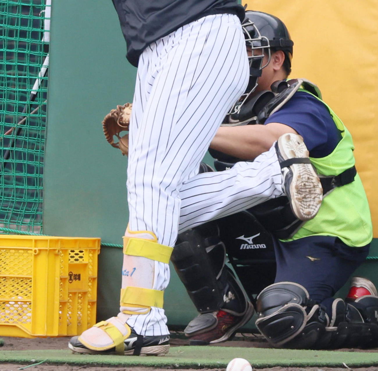 逆1本足で打撃練習する森下（撮影・加藤哉）