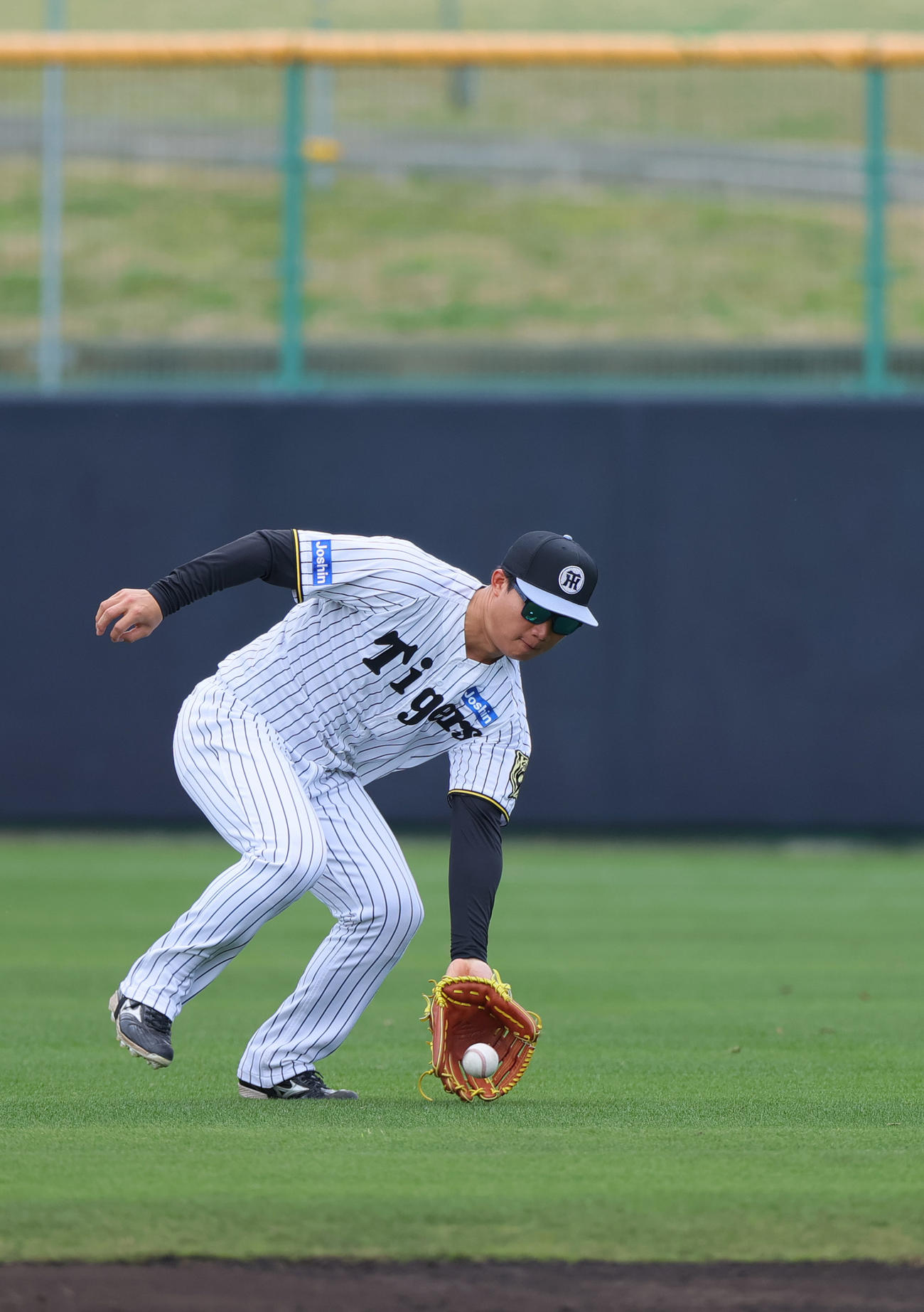 右翼手森下はシートノックで一塁に送球する（撮影・上山淳一）