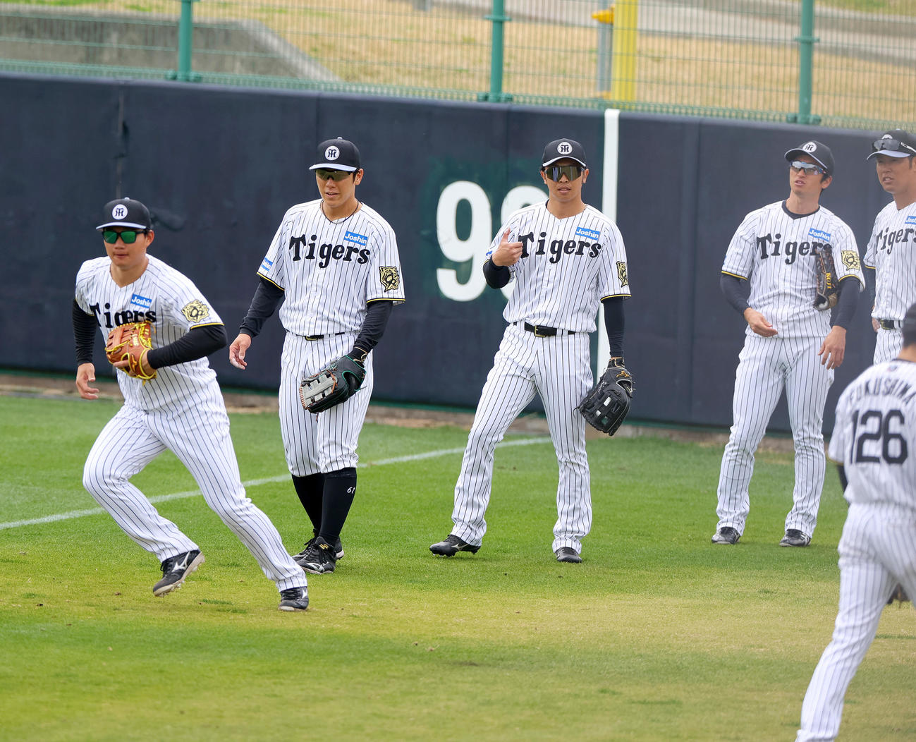 右翼でノックを受ける、左から森下、豊田、島田、近本、原口ら（撮影・上山淳一）