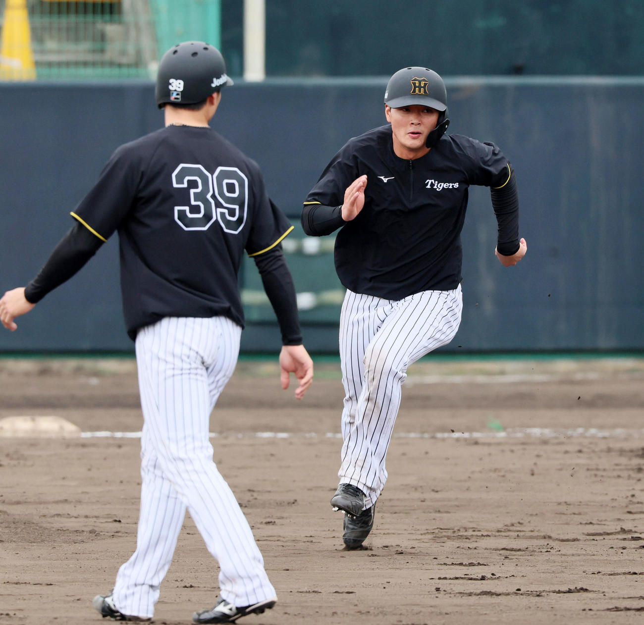 走塁練習する町田。左は栄枝（撮影・加藤哉）