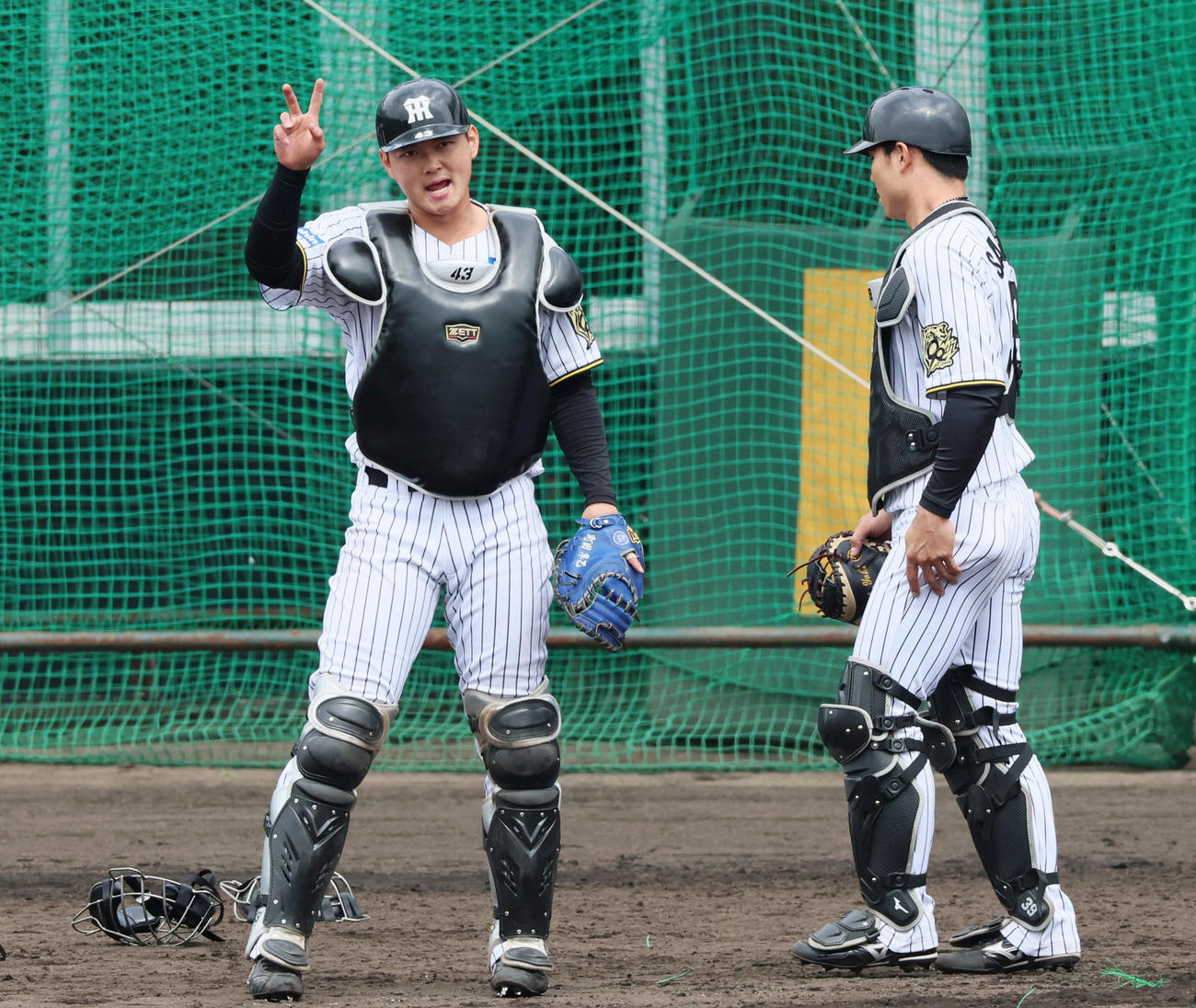 シートノックで声を出す町田。右は栄枝（撮影・加藤哉）