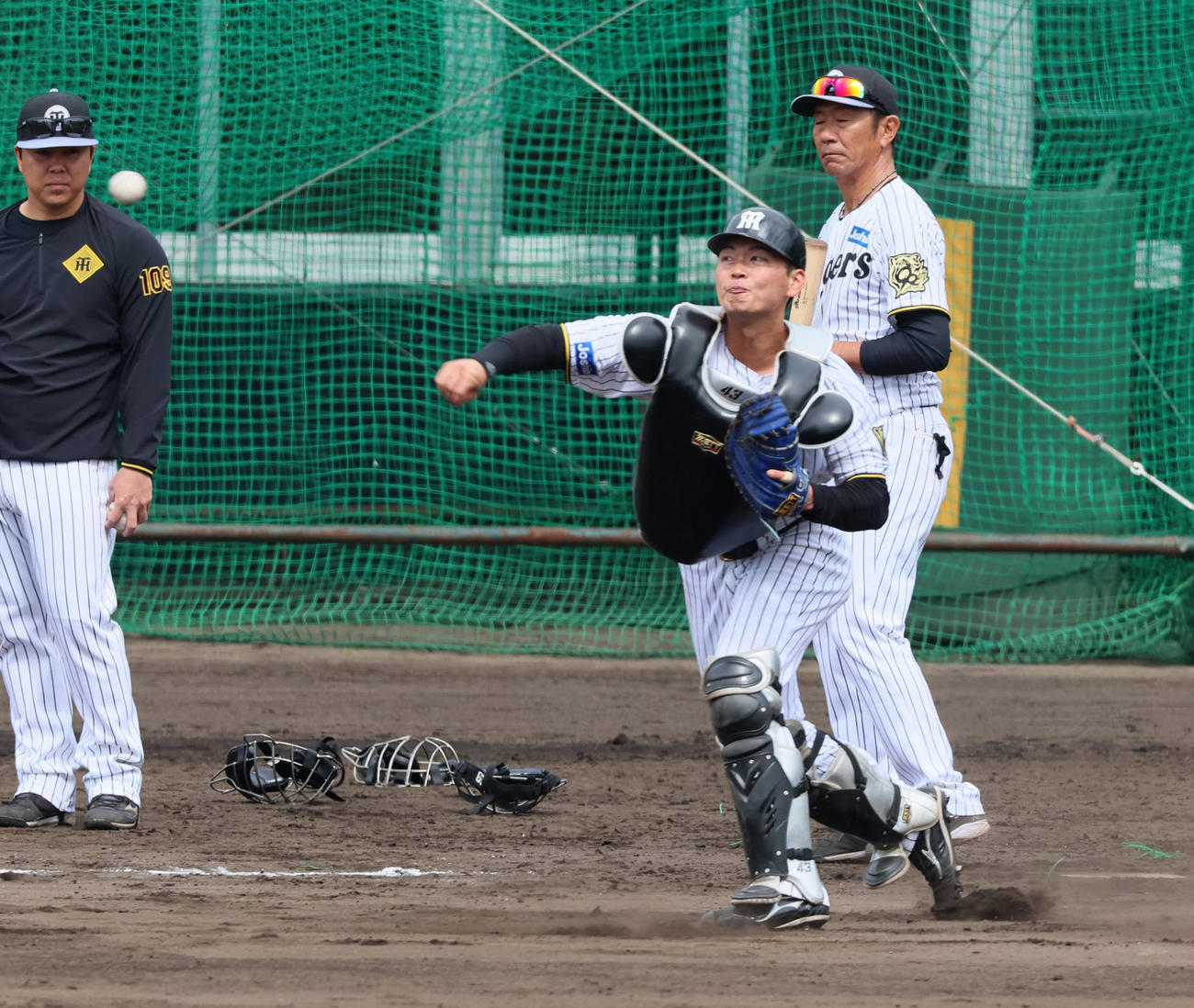 シートノックで二塁へ送球する町田（撮影・加藤哉）