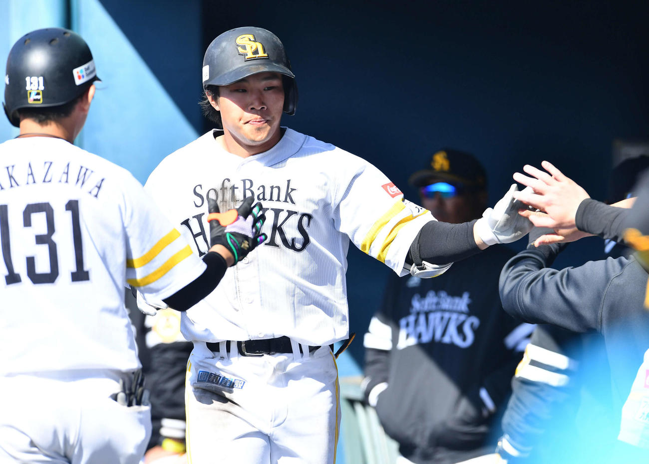 ソフトバンク対韓国ロッテ　4回裏ソフトバンク2死、左翼へ同点本塁打を放ちタッチを交わす井上（撮影・岩下翔太）