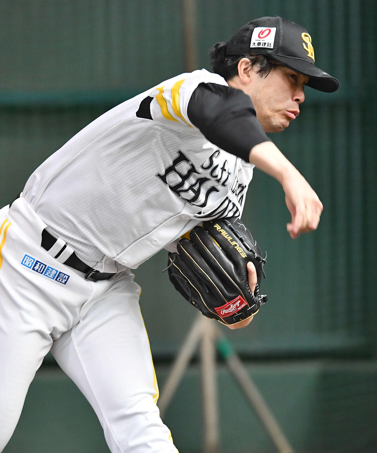 ブルペンで投げ込むソフトバンク藤井（撮影・岩下翔太）