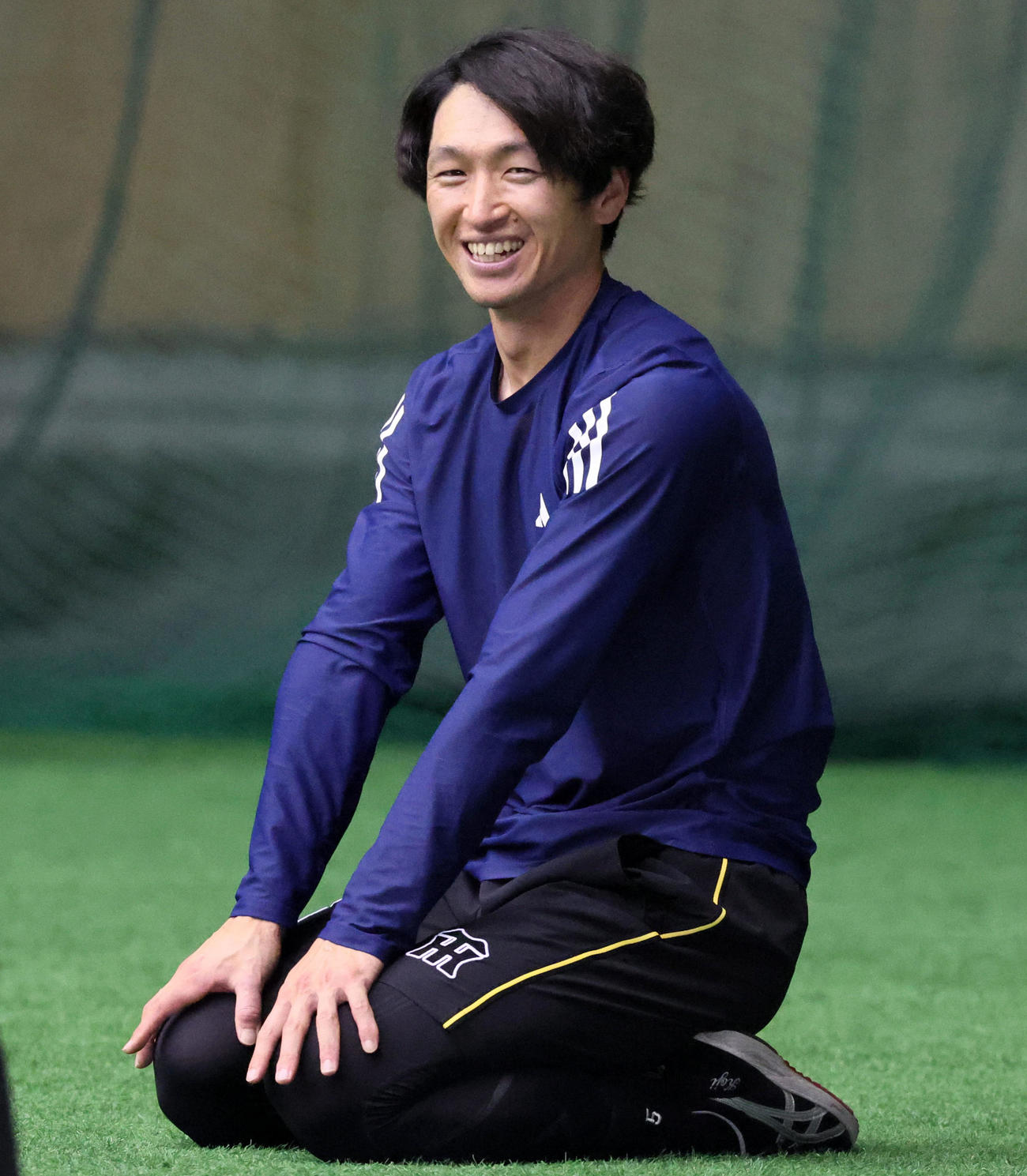 ドーム内で正座し笑顔を見せる阪神近本（撮影・加藤哉）