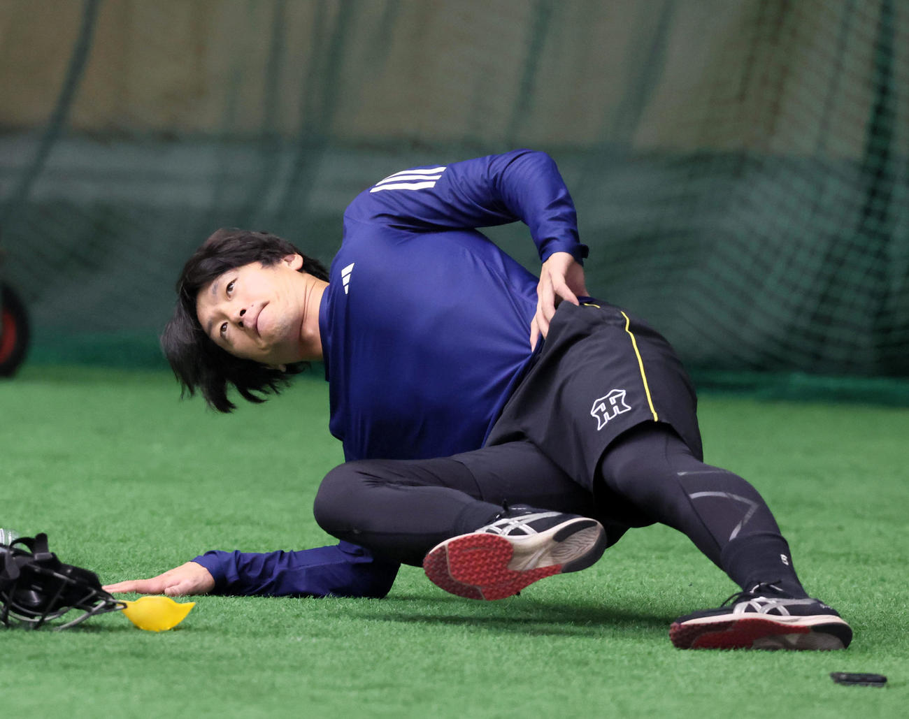 ドーム内で体幹トレーニングする近本（撮影・加藤哉）