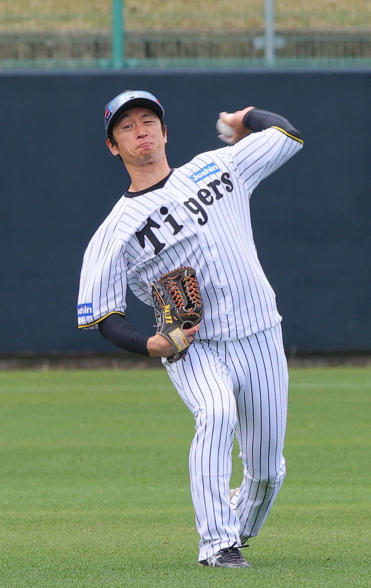 シートノックで送球する阪神近本（撮影・上山淳一）