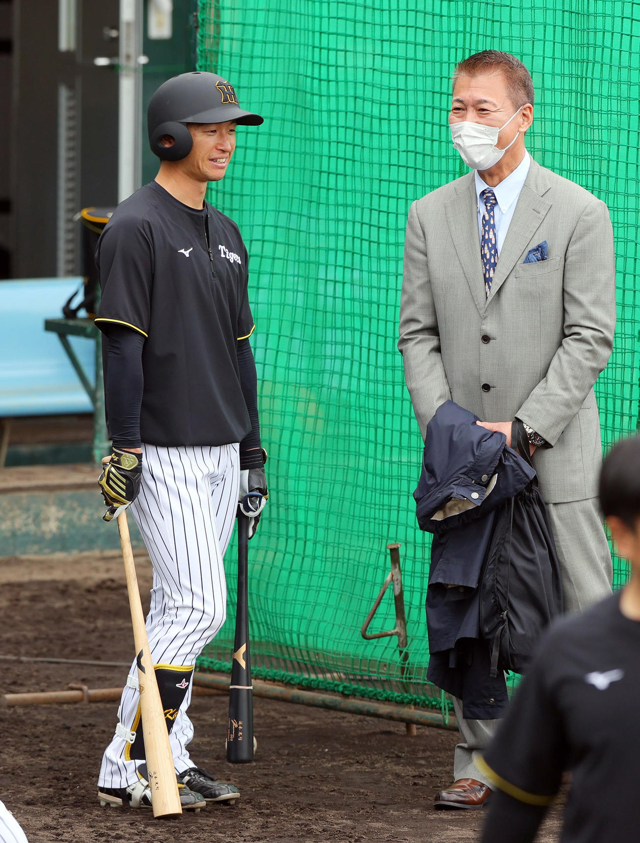 阪神近本（左）は秦真司氏と笑顔で話す（撮影・上山淳一）