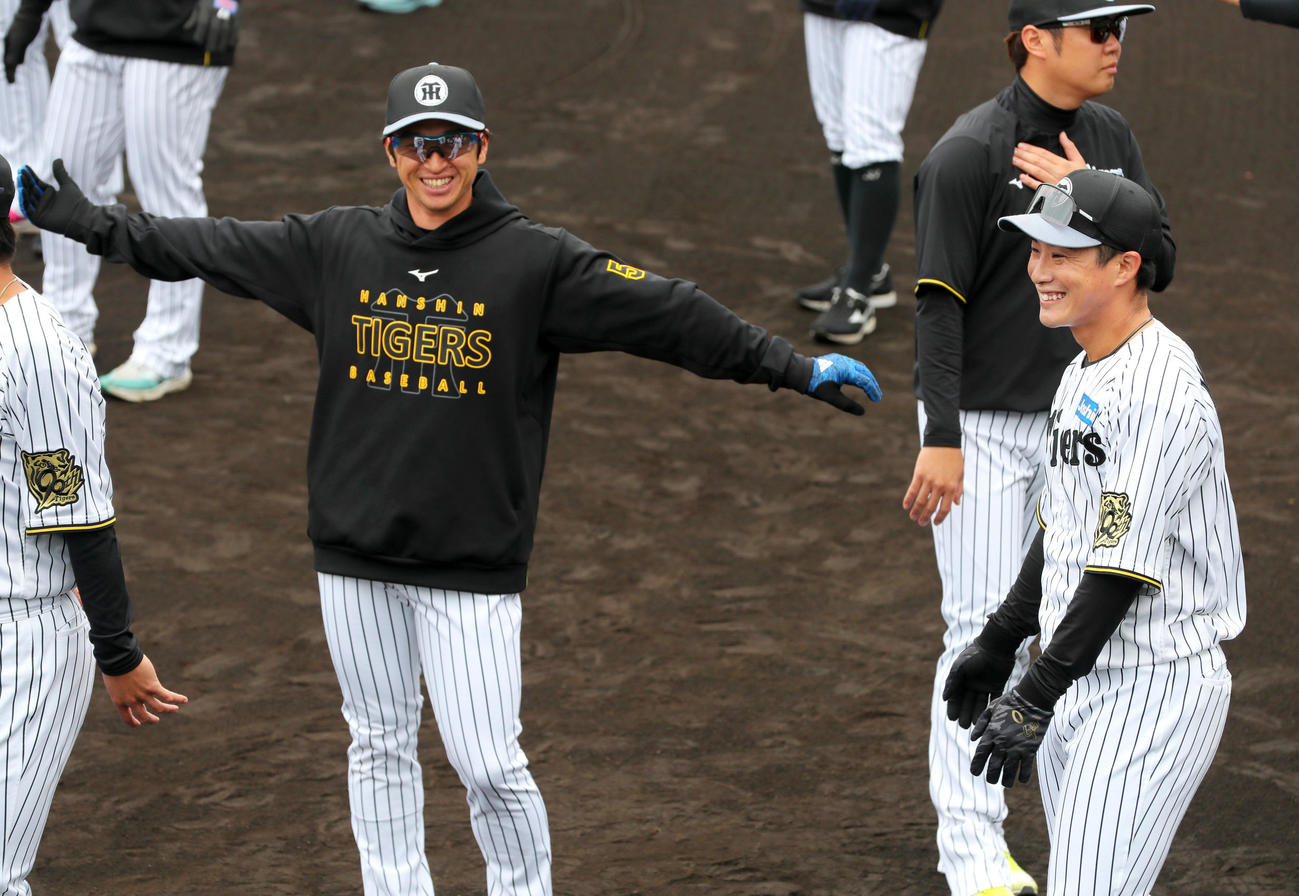 アップしながら阪神近本（左）と談笑する木浪（撮影・上山淳一）