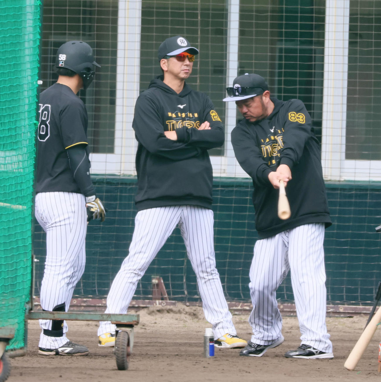 特打する前川（左）に打撃アドバイスを送る小谷野打撃チーフコーチ（撮影・加藤哉）