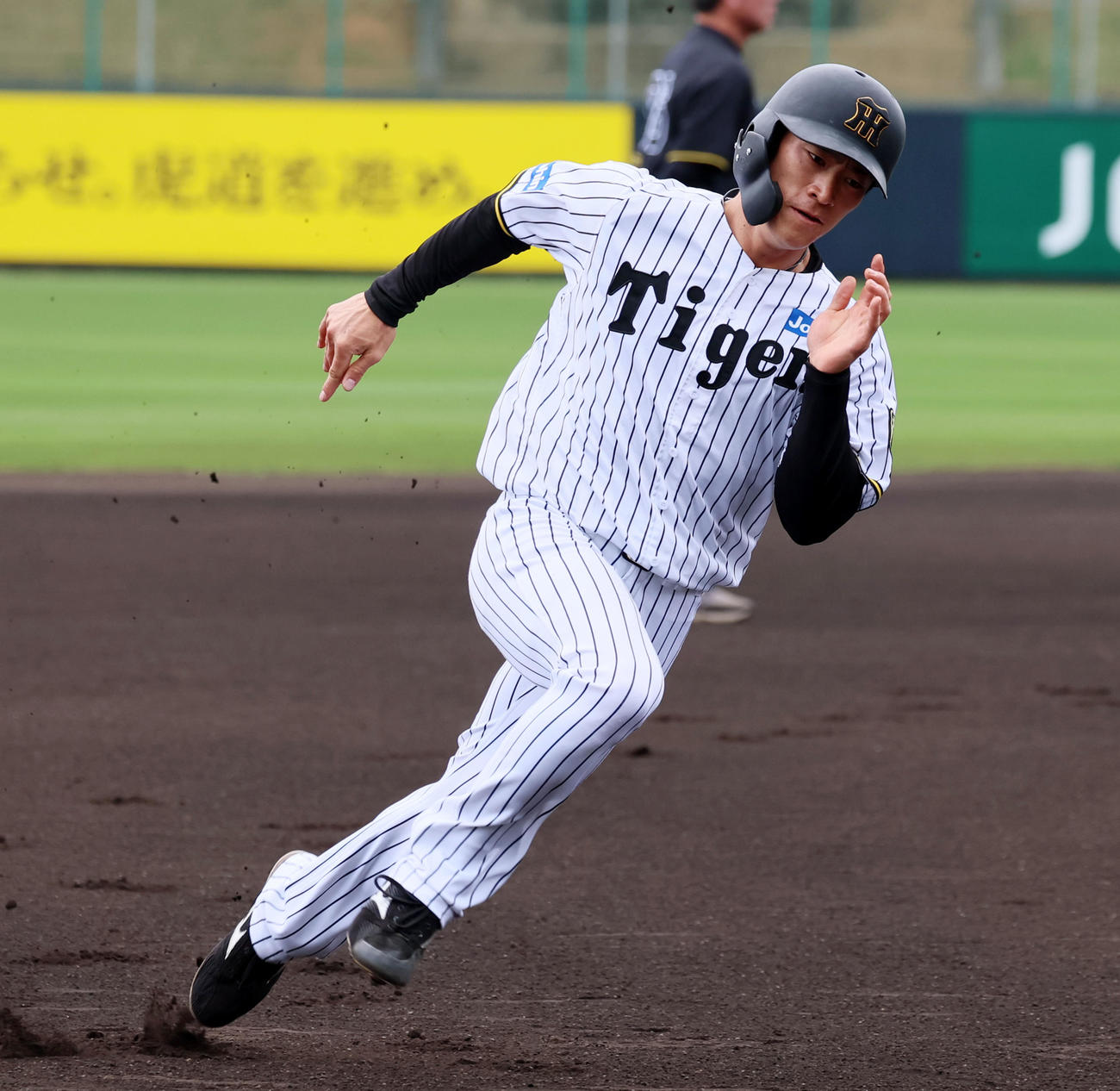 宜野座キャンプに合流しベースランニングする福島（撮影・加藤哉）