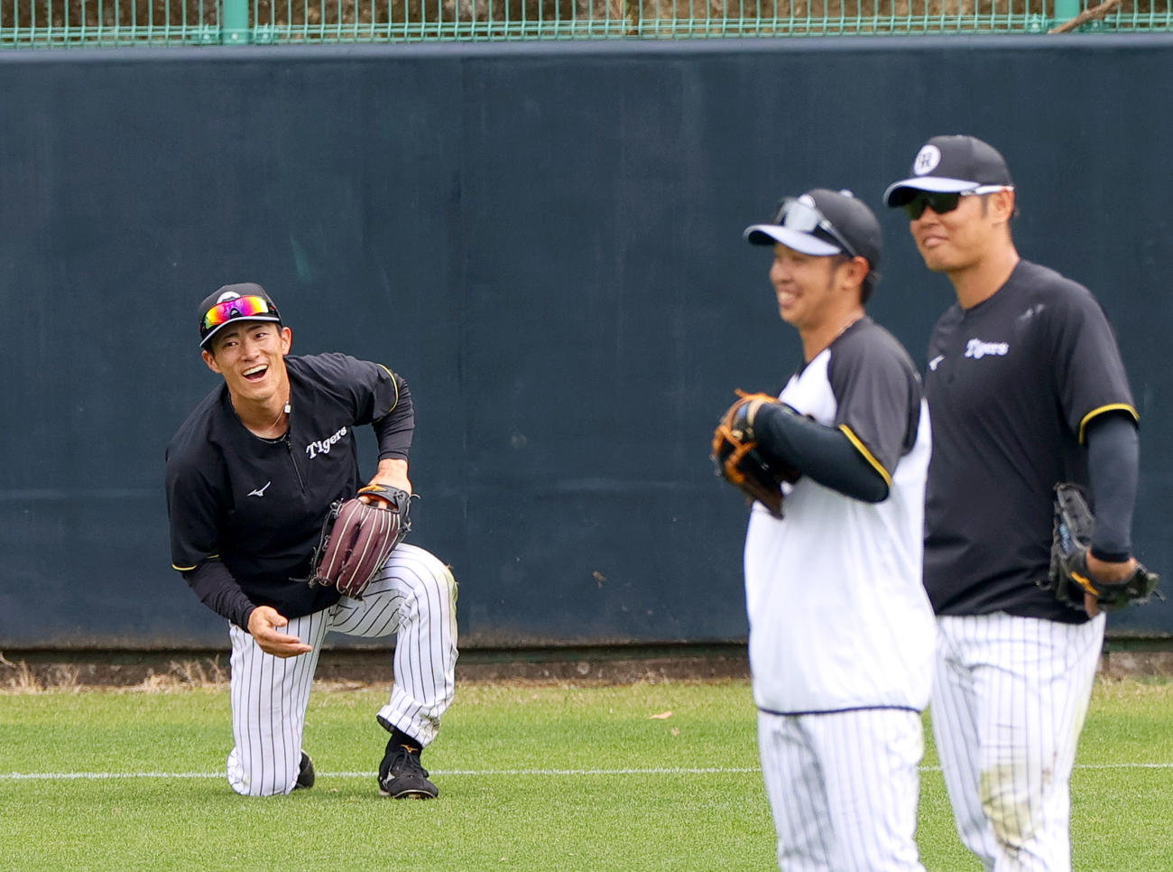 阪神福島（左）は外野で笑顔を見せる（撮影・上山淳一）