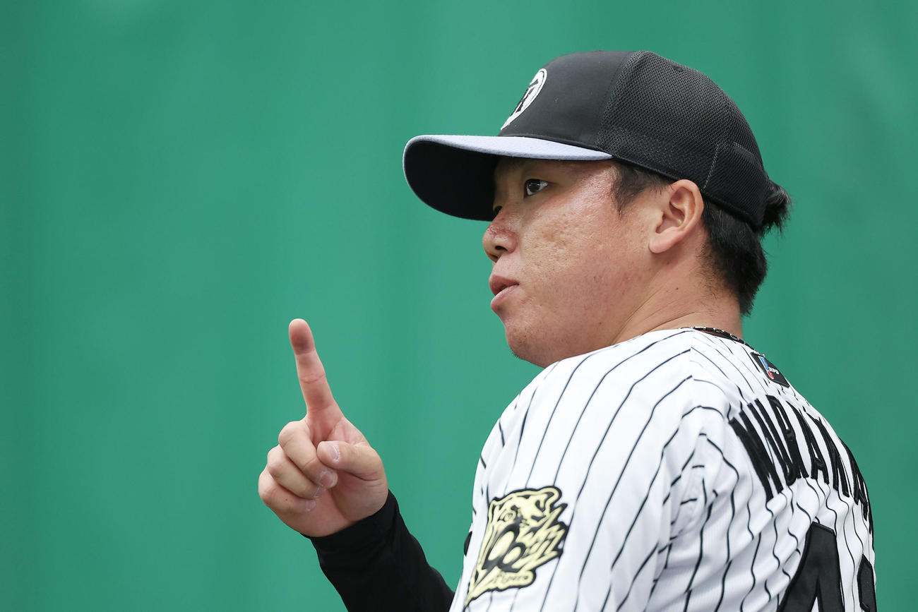 ブルペンで投球練習する阪神村上（撮影・前田充）