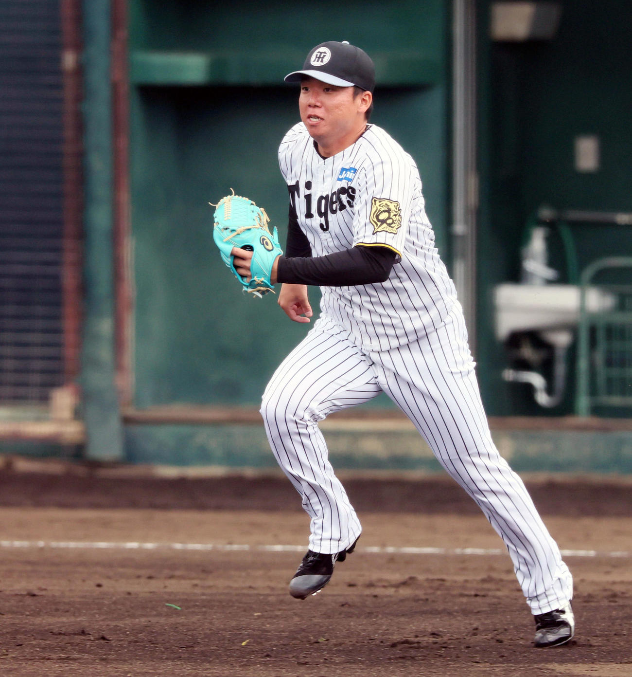 投内連係練習でダッシュする村上（撮影・加藤哉）