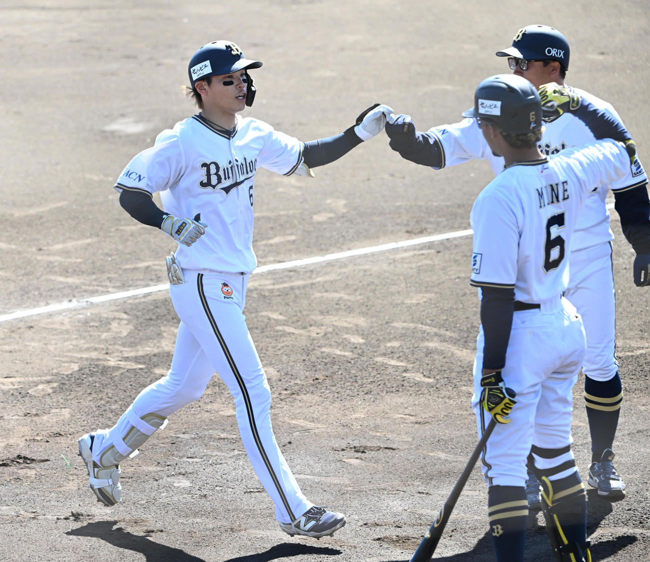 オリックス対ロッテ　1回裏オリックス無死、左越えソロ本塁打を放ち生還する中川hibachis（撮影・和賀正仁）
