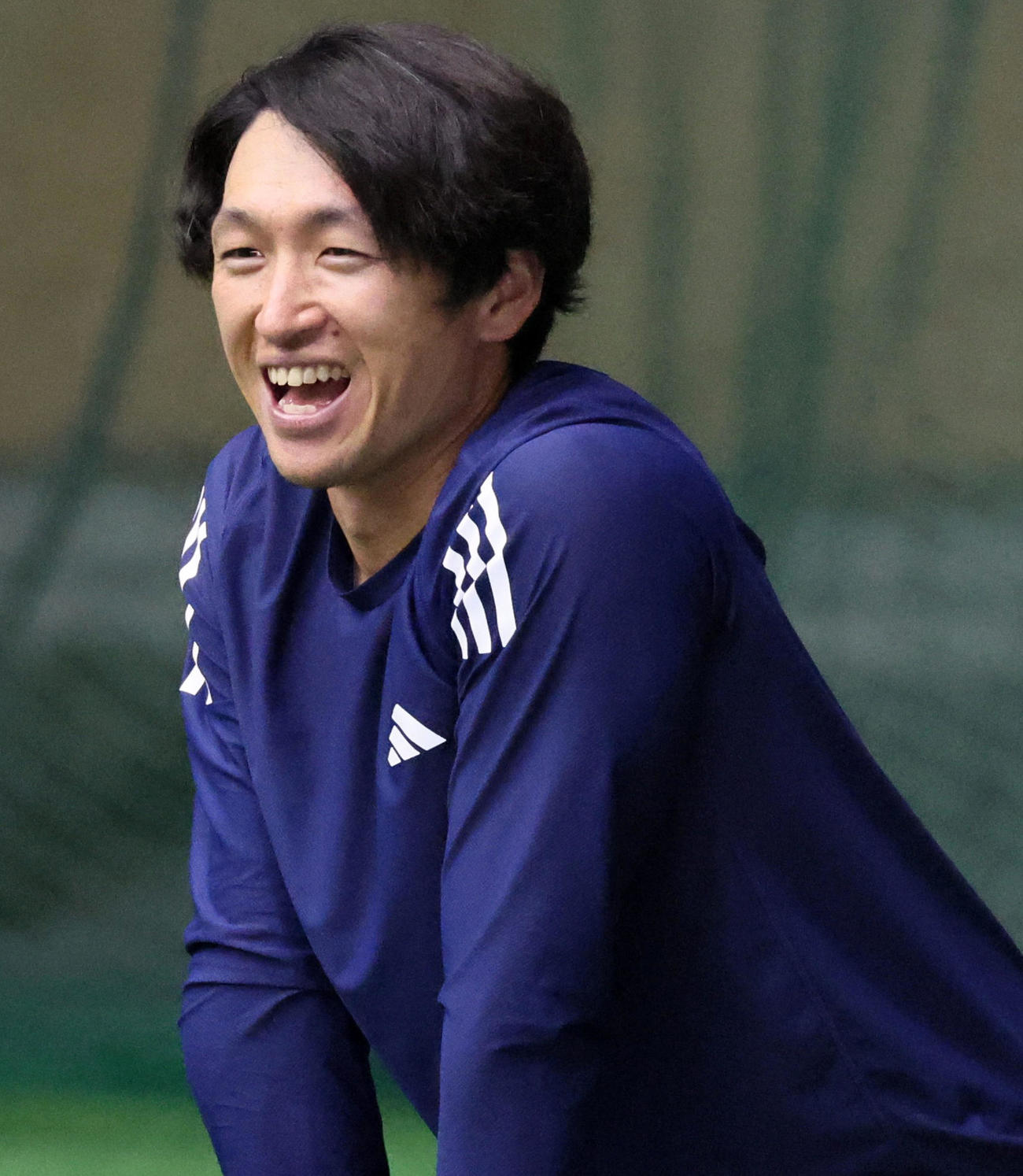 ドーム内で正座し笑顔を見せる阪神近本（撮影・加藤哉）