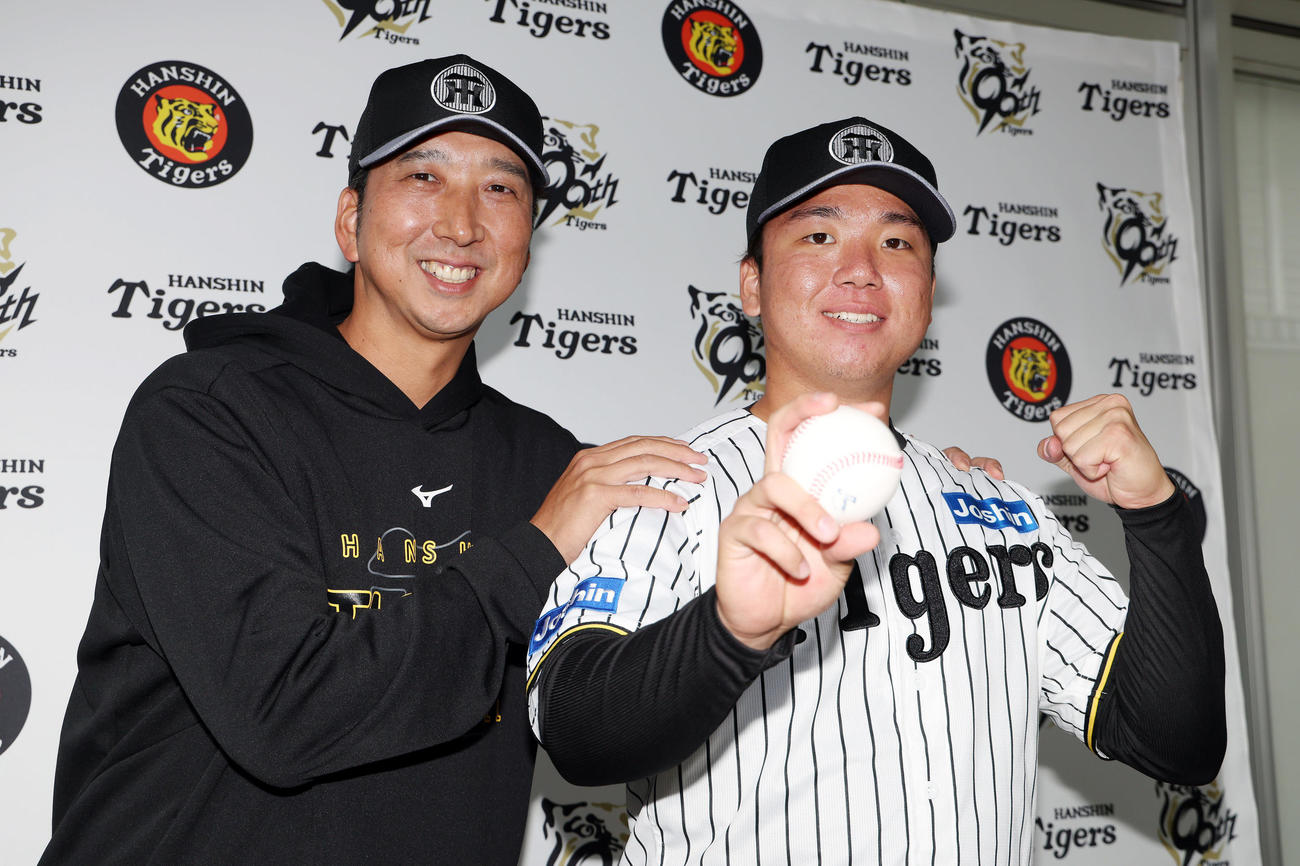 開幕投手に指名され、阪神藤川監督（左）と笑顔で写真に納まる村上（撮影・前田充）