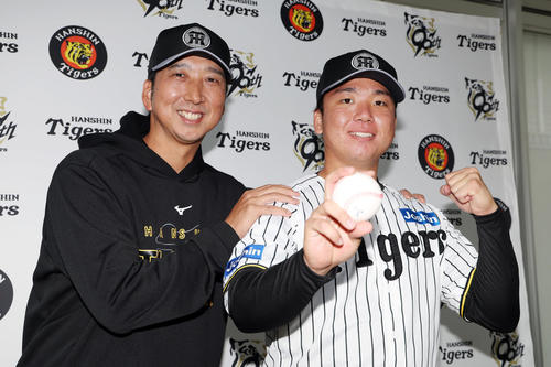 開幕投手に指名され、阪神藤川監督（左）と笑顔で写真に納まる村上（撮影・前田充）