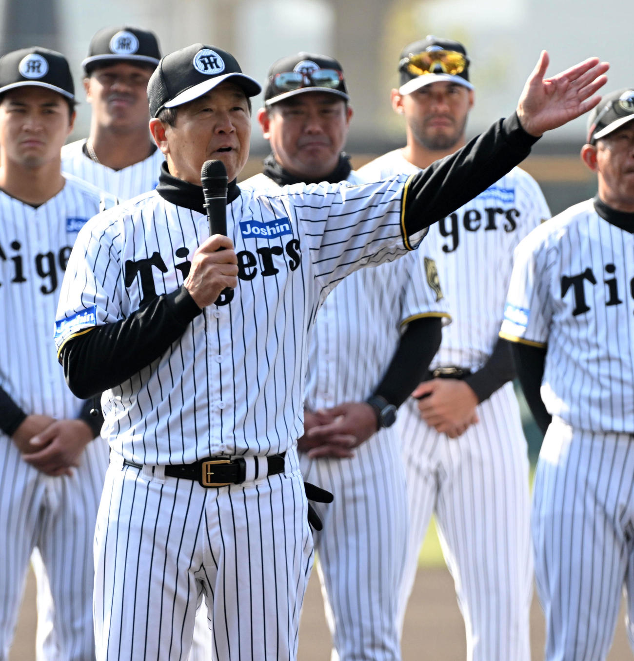 尼崎市の歓迎セレモニーであいさつする阪神平田2軍監督（撮影・前岡正明）