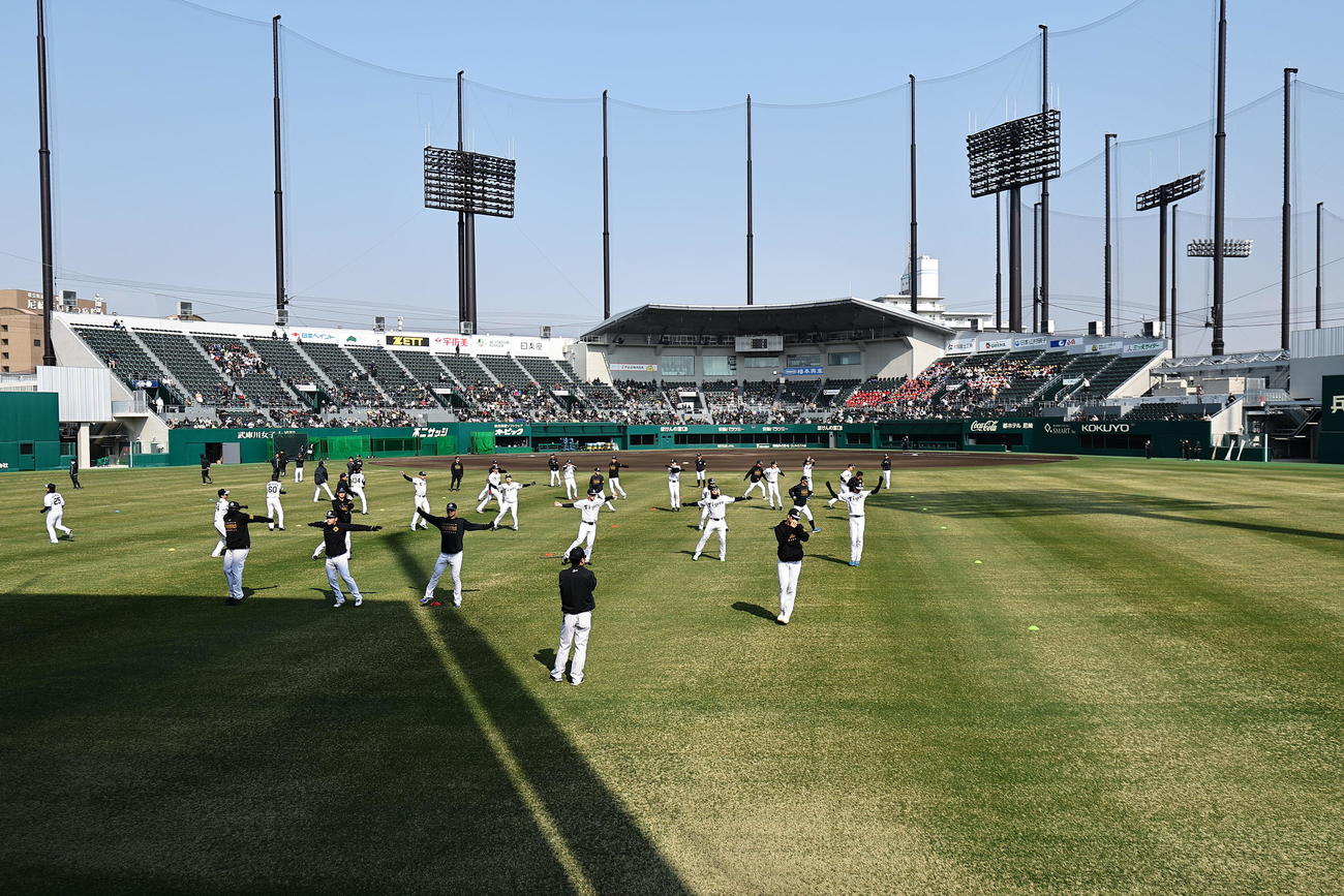 日鉄鋼板SGLスタジアム尼崎で始めての練習を開始する阪神ナイン（撮影・上田博志）＝2025年2月27日、日鉄鋼板SGLスタジアム尼崎