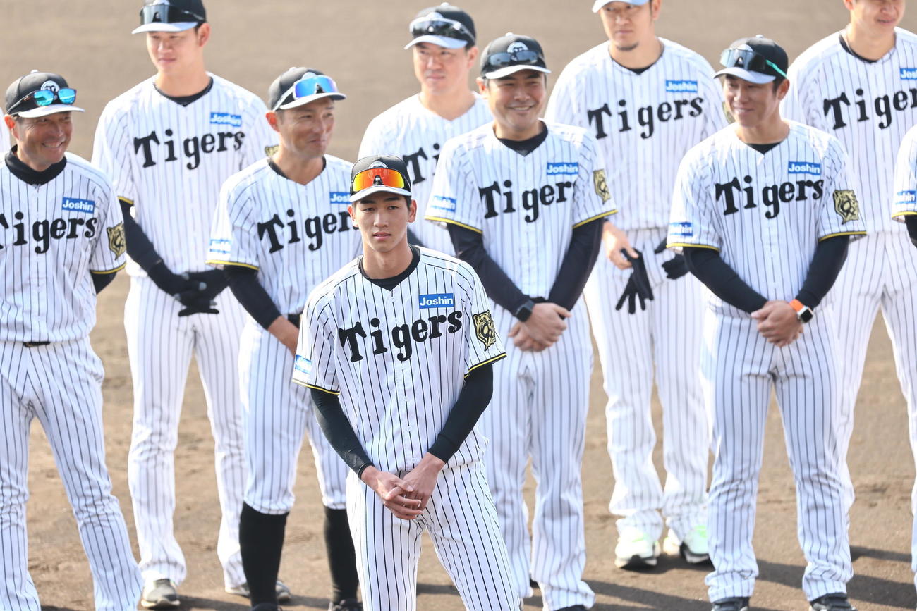 セレモニーで挨拶をする今朝丸裕喜（中央）（撮影・上田博志）＝2025年2月27日、日鉄鋼板SGLスタジアム尼崎
