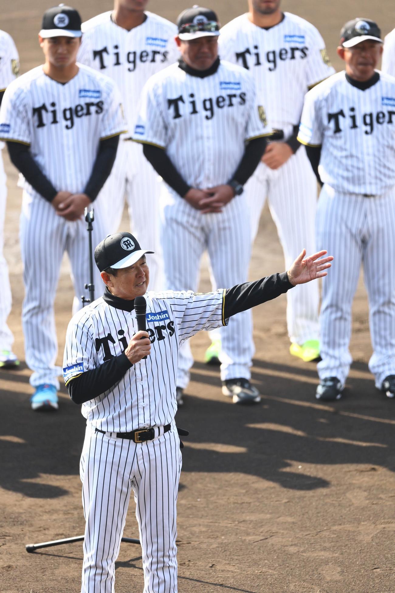 セレモニーで挨拶をする平田勝男2軍監督（撮影・上田博志）