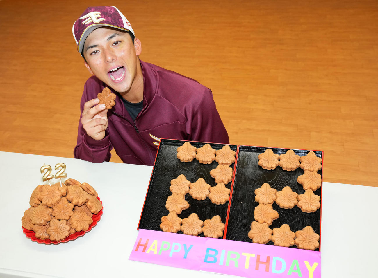 22歳の誕生日をもみじまんじゅうケーキで祝福され笑顔を見せる楽天宗山（撮影・横山健太）