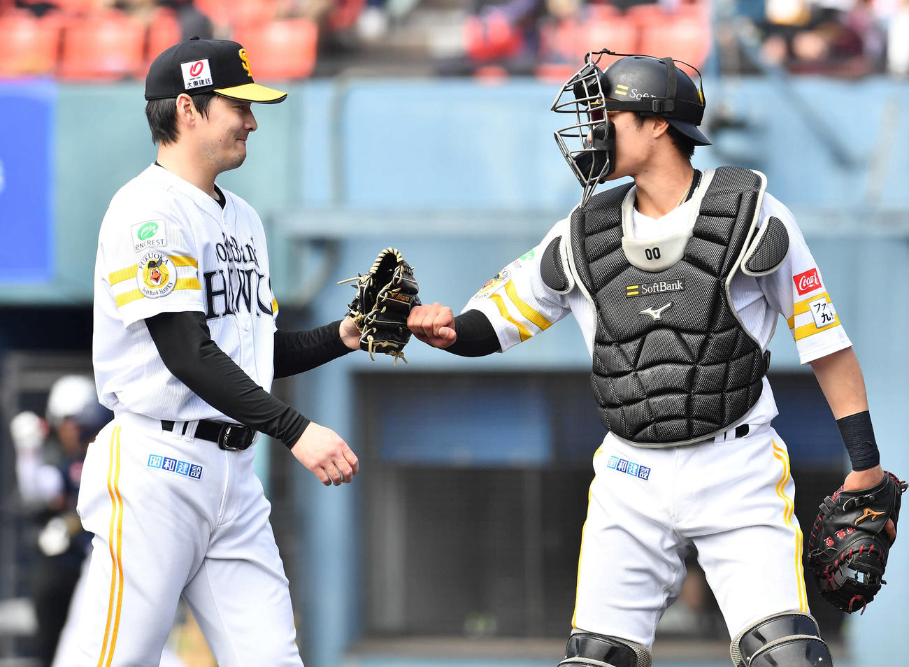 ソフトバンク対斗山　1回表を抑えた有原（左）は、渡辺とタッチを交わしながらベンチへ戻る（撮影・岩下翔太）