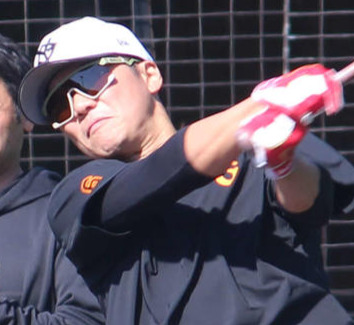 ジャイアンツ球場で行われた全体練習でロングティー打撃する巨人坂本（撮影・久保賢吾）