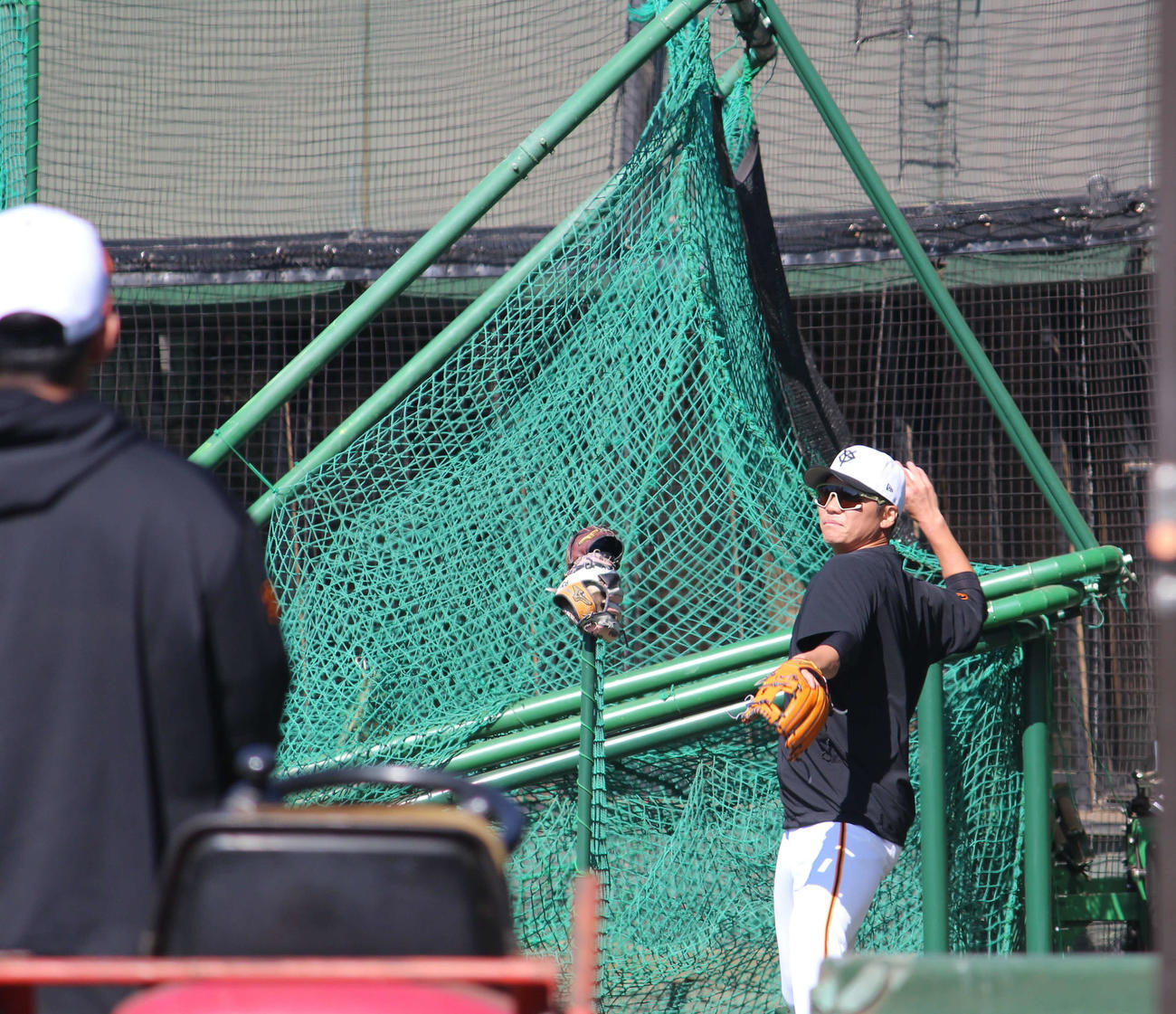 ジャイアンツ球場で行われた全体練習でキャッチボールする巨人坂本（撮影・久保賢吾）