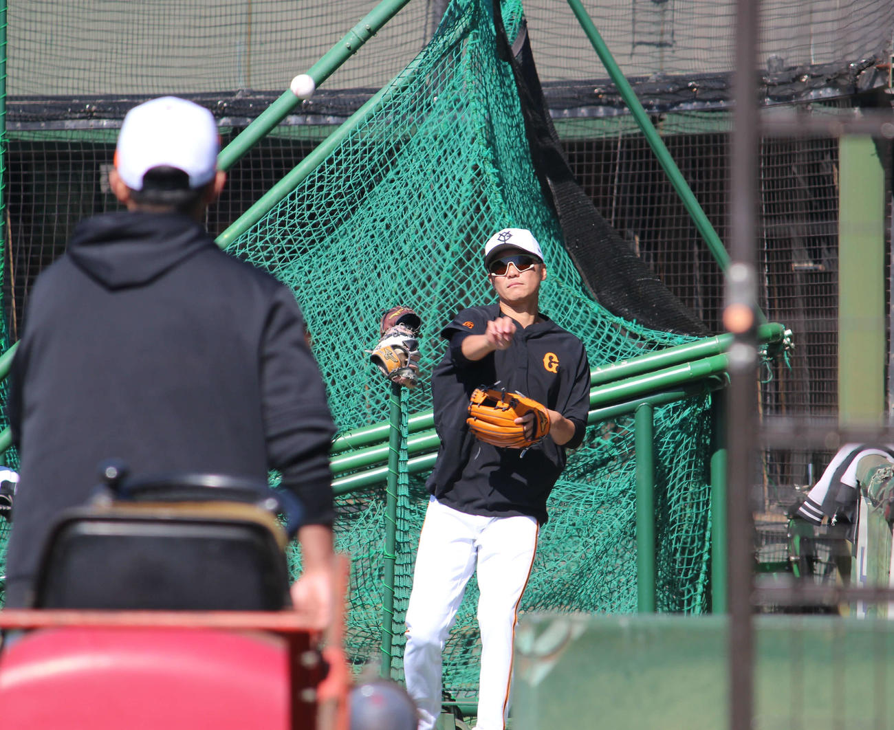ジャイアンツ球場で行われた全体練習でキャッチボールする巨人坂本（撮影・久保賢吾）