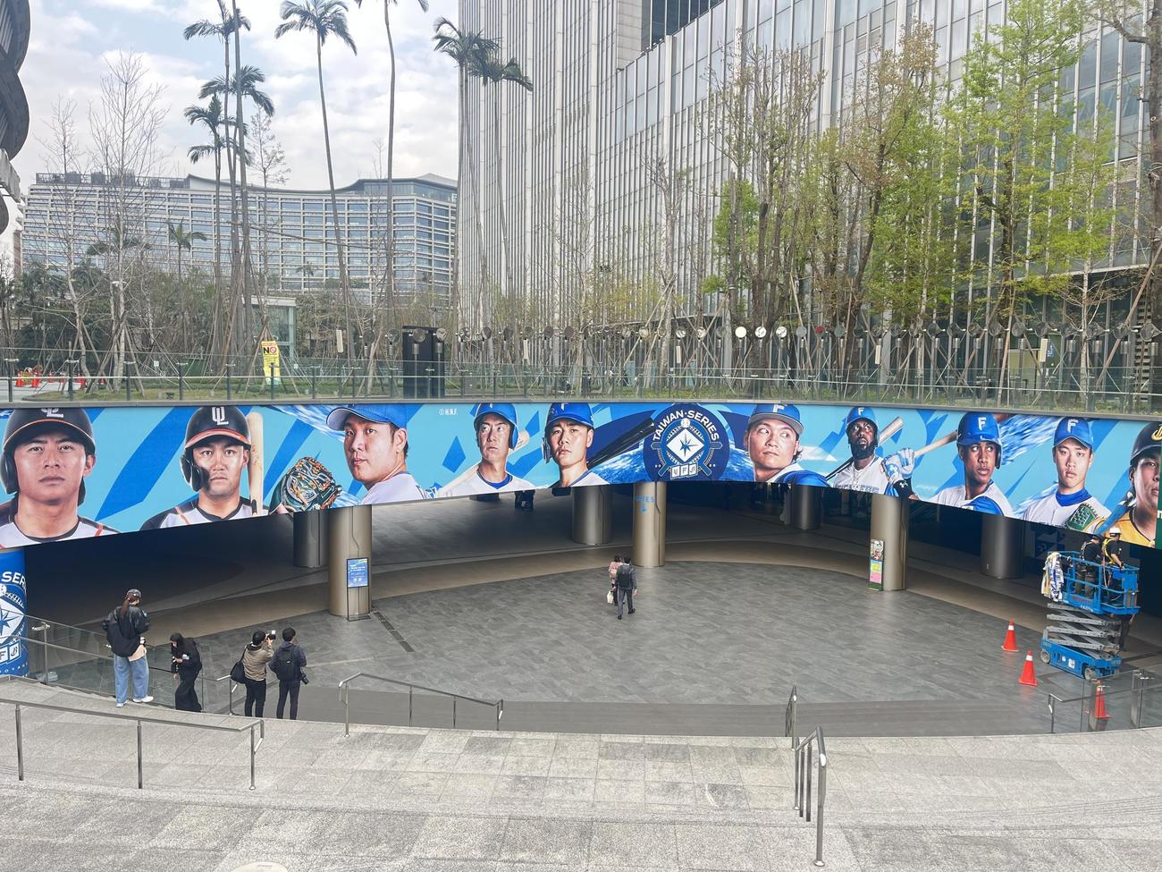 台北ドーム入口には日本ハム選手の画像が大きく掲げられている（撮影・永野高輔）