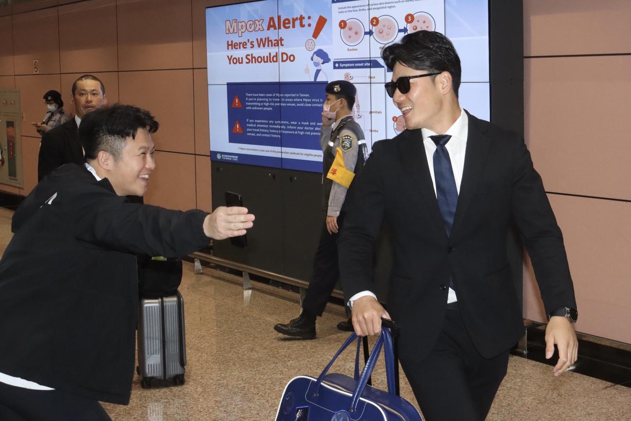 台湾に到着し笑顔を見せる日本ハム清宮（右）（撮影・永野高輔）