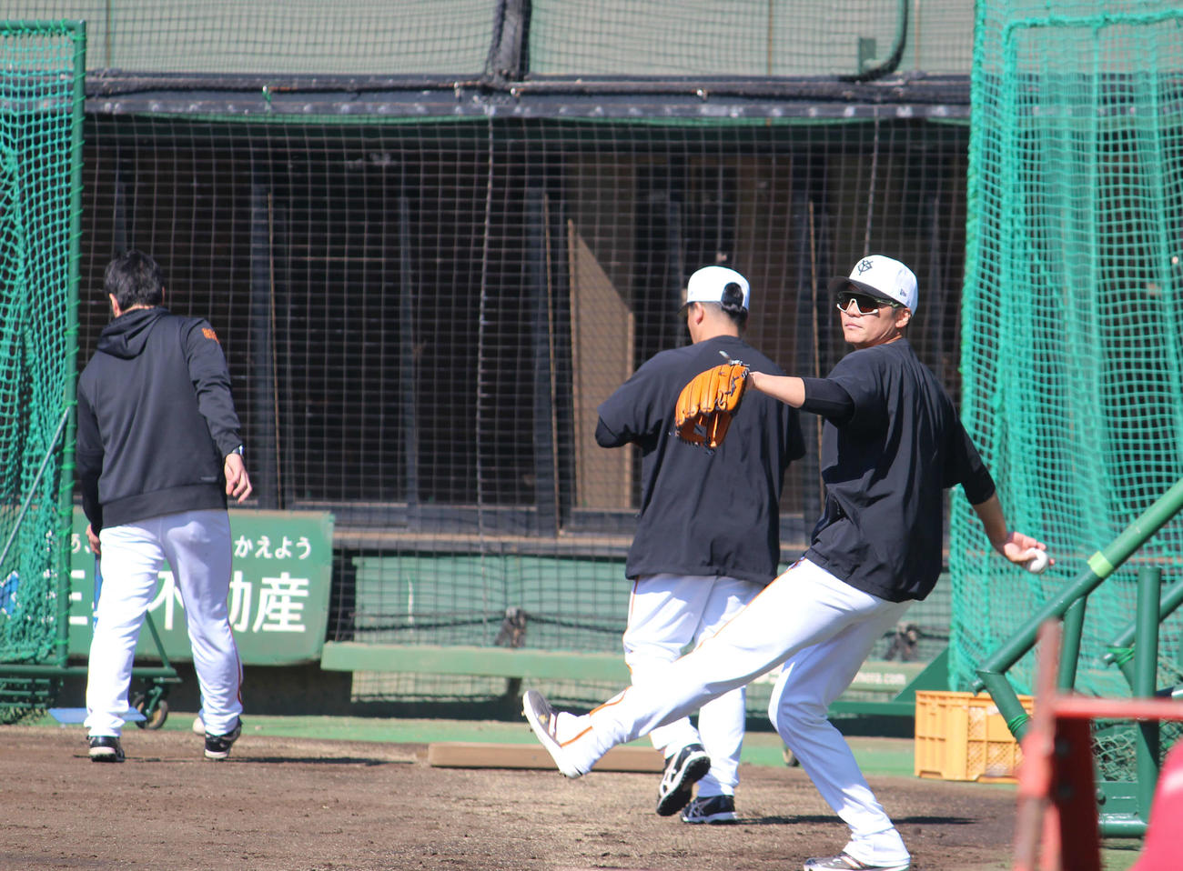 ジャイアンツ球場で行われた全体練習でキャッチボールする巨人坂本（撮影・久保賢吾）