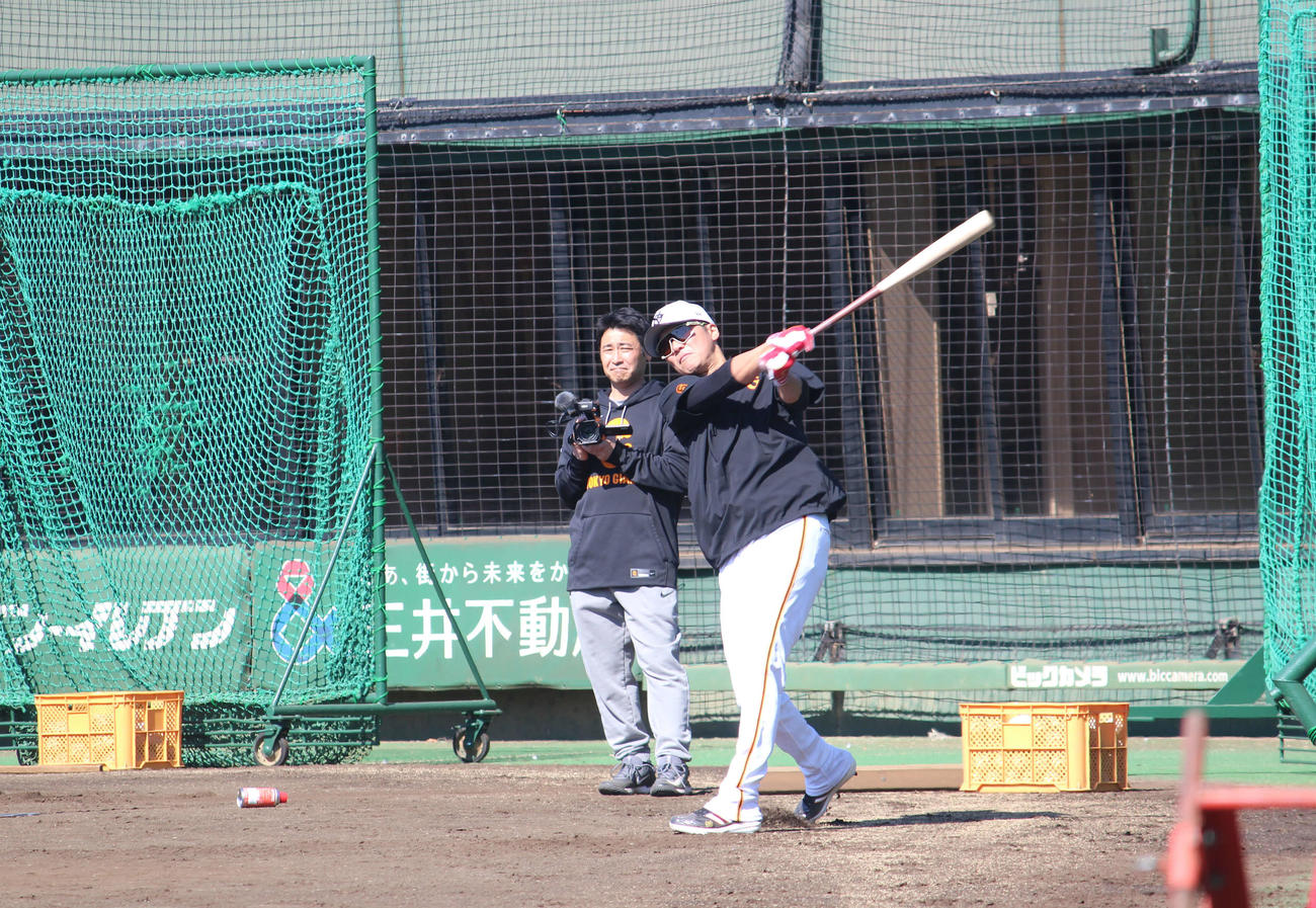 ジャイアンツ球場で行われた全体練習でロングティー打撃する巨人坂本（撮影・久保賢吾）